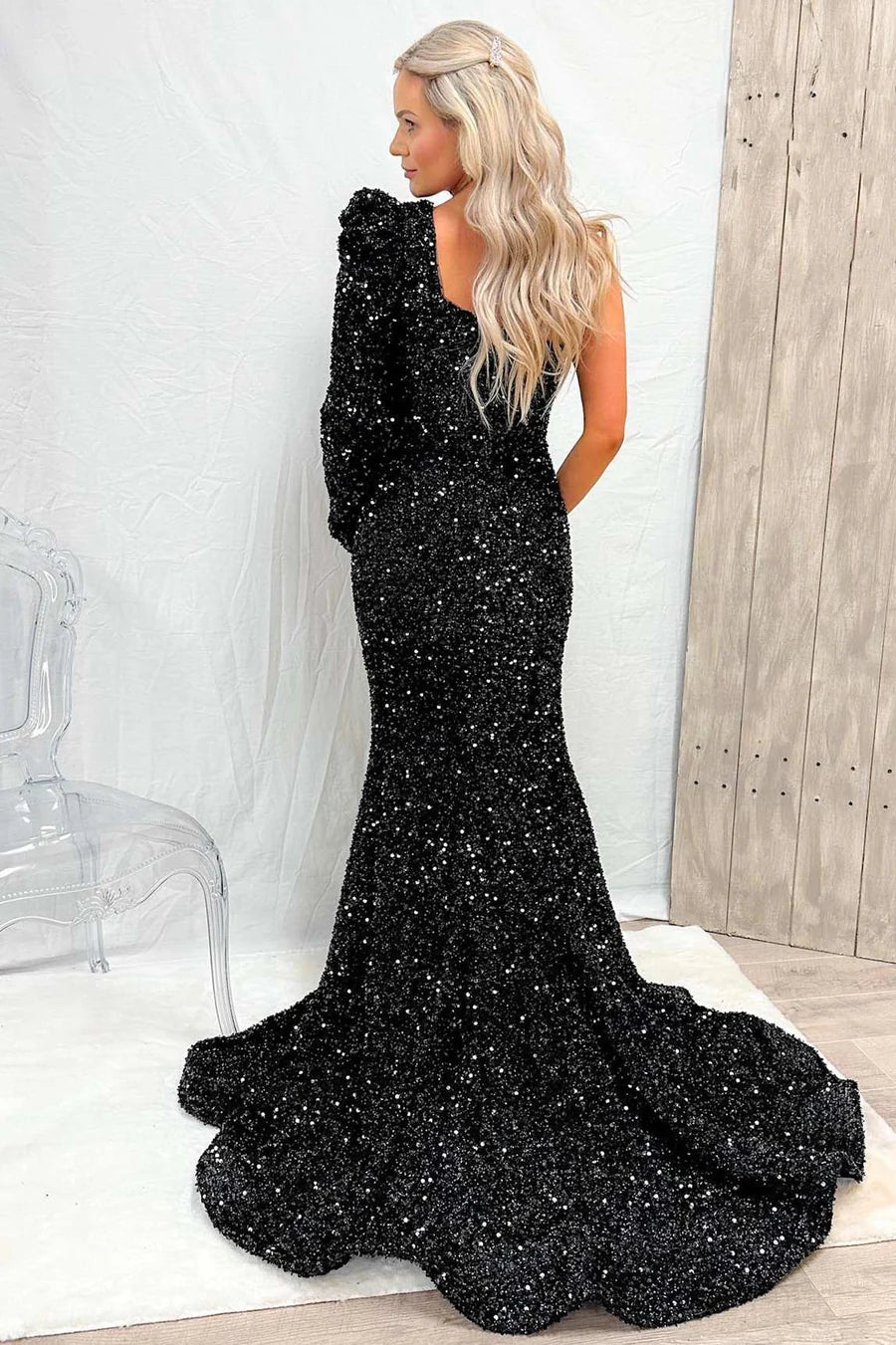 Vestido de fiesta de sirena con lentejuelas y una manga con abertura